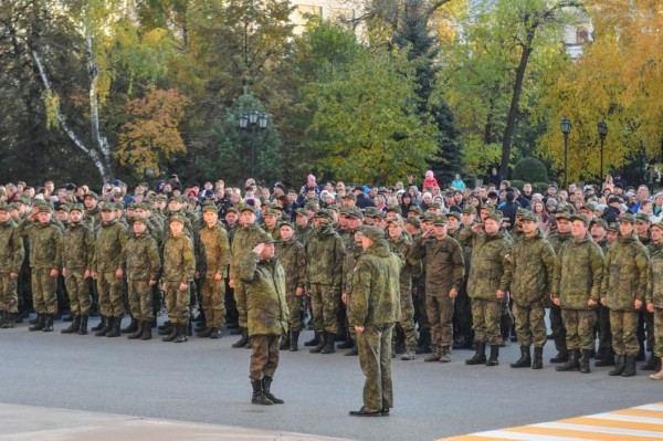 В Тюмени торжественно проводили первые подразделения мобилизованных
