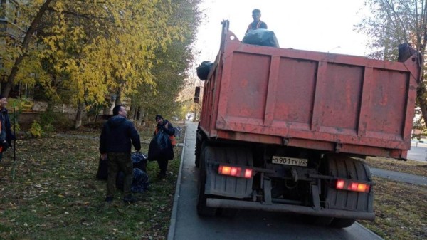 Более 900 кубов мусора вывезли с улиц Тюмени за неделю