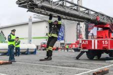 Поднимали квадроцикл и тянули КамАЗ: в Тюмени провели первый турнир "Сильнейший пожарный: Кубок огня"