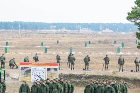 Александр Моор проверил условия проживания и боевой подготовки мобилизованных