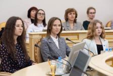 Александр Моор вручил 89 удостоверений именных стипендиатов губернатора Тюменской области Александр Моор вручил 89 удостоверений именных стипендиатов губернатора Тюменской области