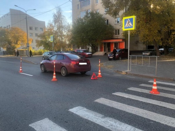 В Тюмени девочка попала под машину, когда переезжала улицу на красный свет
