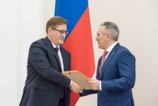 Александр Моор вручил награды лучшим педагогам Тюменской области