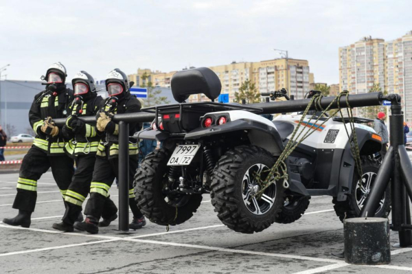 Поднимали квадроцикл и тянули КамАЗ: в Тюмени провели первый турнир "Сильнейший пожарный: Кубок огня"