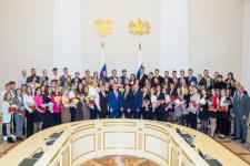 Александр Моор вручил 89 удостоверений именных стипендиатов губернатора Тюменской области Александр Моор вручил 89 удостоверений именных стипендиатов губернатора Тюменской области