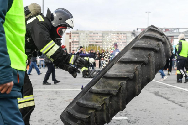 Поднимали квадроцикл и тянули КамАЗ: в Тюмени провели первый турнир "Сильнейший пожарный: Кубок огня"