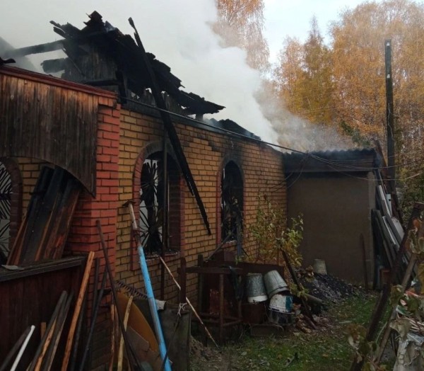 В дачном поселке под Тюменью два человека погибли при пожаре в жилом доме