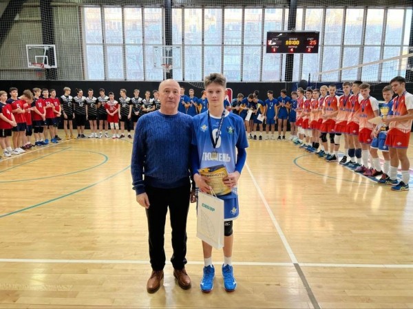 Тюменская сборная по волейболу завоевала серебро регионального турнира