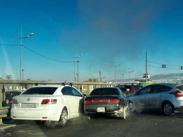 Пять машин столкнулись на Червишевской развязке в Тюмени