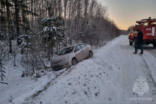 Водителя, съехавшего в кювет на трассе, спасли тюменские сотрудники МЧС