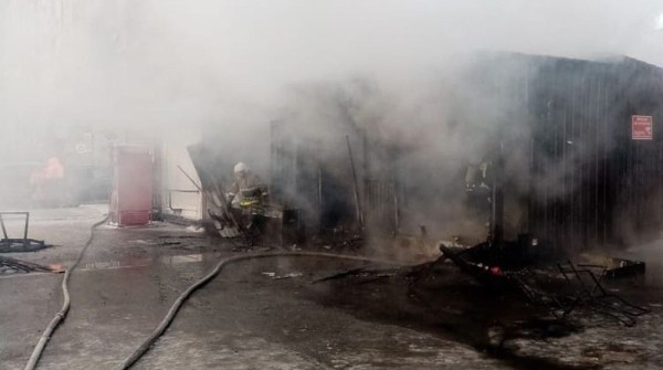 Торговый павильон сгорел на улице Широтной в Тюмени утром 25 ноября