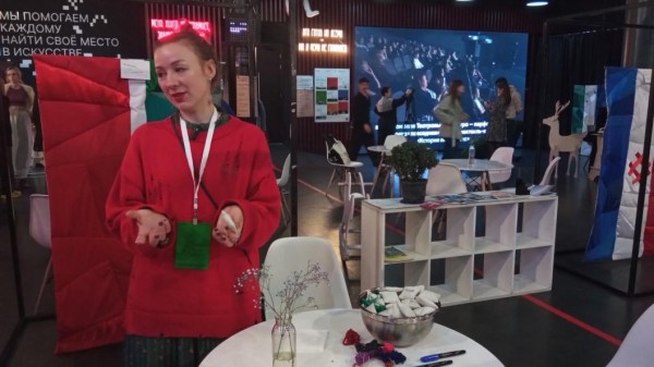 Арт-объекты в виде флагов-одеял создали к открытию театрального фестиваля "Кто ты и откуда?" в Тюмени