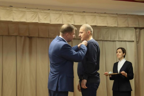 Жителю Уватского района вручили медаль Жукова за героизм и спасение сослуживца во время СВО