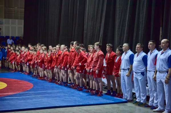 Турнир по самбо собрал более 400 спортсменов Тюменской области 