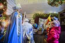 Резиденция Деда Мороза приняла первых гостей на площади 400-летия Тюмени Резиденция Деда Мороза приняла первых гостей на площади 400-летия Тюмени