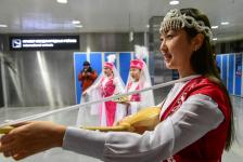 Первых пассажиров прямого авиарейса Астана &ndash; Тюмень встречали россыпью конфет и песнями под домбру