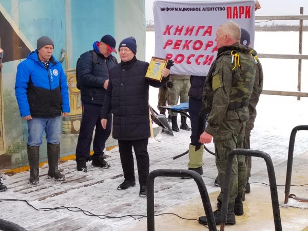 Рекорд по плаванию в холодной воде в бронежилете и с автоматом установили в Тюмени