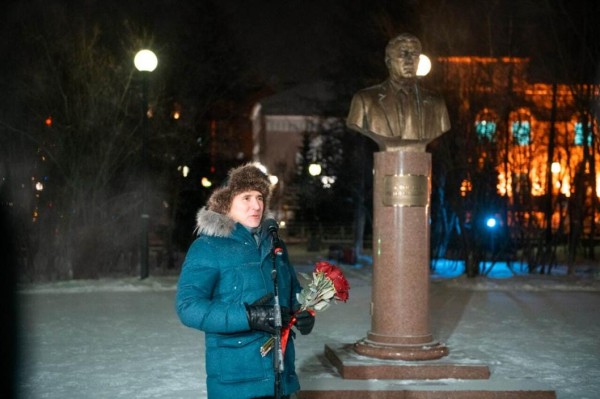 Памятник Сергею Корепанову открыли в Салехарде 
