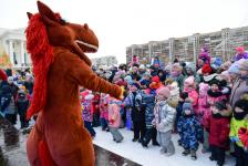 Резиденция Деда Мороза приняла первых гостей на площади 400-летия Тюмени Резиденция Деда Мороза приняла первых гостей на площади 400-летия Тюмени