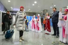Первых пассажиров прямого авиарейса Астана &ndash; Тюмень встречали россыпью конфет и песнями под домбру