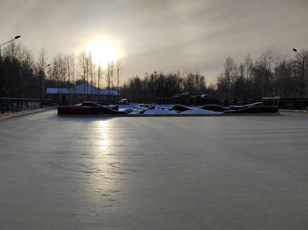 Памп-трек в экопарке "Затюменский" на зиму залили в большой каток Памп-трек в экопарке "Затюменский" на зиму залили в большой каток