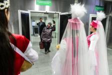 Первых пассажиров прямого авиарейса Астана &ndash; Тюмень встречали россыпью конфет и песнями под домбру