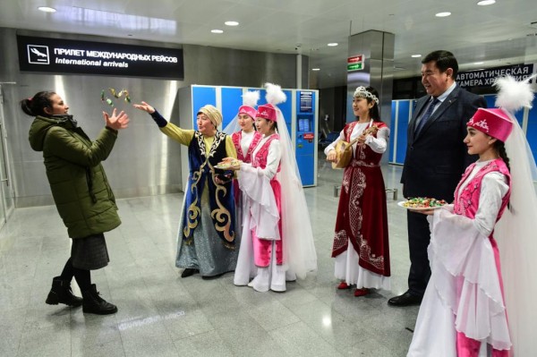 Первых пассажиров прямого авиарейса Астана &ndash; Тюмень встречали россыпью конфет и песнями под домбру