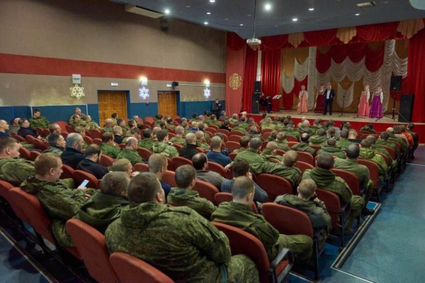 Волонтеры поддержали боевой дух мобилизованных, которые проходят подготовку в Тюмени