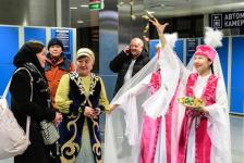 Первых пассажиров прямого авиарейса Астана &ndash; Тюмень встречали россыпью конфет и песнями под домбру