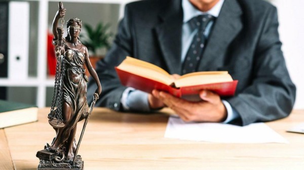 Александр Моор поздравил юристов Тюменской области с профессиональным праздником