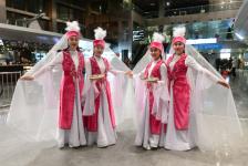 Первых пассажиров прямого авиарейса Астана &ndash; Тюмень встречали россыпью конфет и песнями под домбру