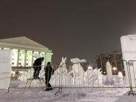 Ледовый городок создают скульпторы на площади 400-летия Тюмени