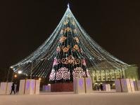 Ледовый городок создают скульпторы на площади 400-летия Тюмени