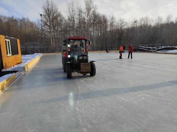 Памп-трек в экопарке "Затюменский" на зиму залили в большой каток Памп-трек в экопарке "Затюменский" на зиму залили в большой каток