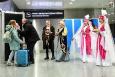 Первых пассажиров прямого авиарейса Астана &ndash; Тюмень встречали россыпью конфет и песнями под домбру