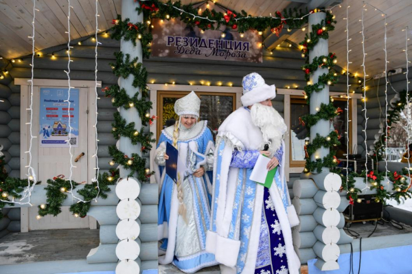 Резиденция Деда Мороза приняла первых гостей на площади 400-летия Тюмени Резиденция Деда Мороза приняла первых гостей на площади 400-летия Тюмени