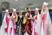 Первых пассажиров прямого авиарейса Астана &ndash; Тюмень встречали россыпью конфет и песнями под домбру