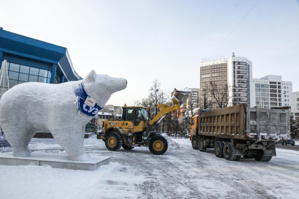 На полигон на Воронинских горках свозят снег с центральных улиц Тюмени