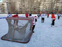 В Тюмени перед первенством города провели тренировочные матчи по хоккею с мячом в валенках