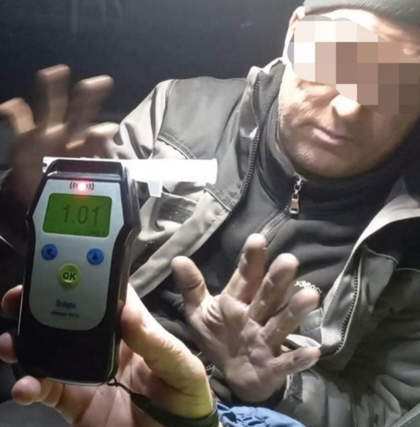 На тюменской трассе задержали дальнобойщика, который перед поездкой выпил бутылку водки На тюменской трассе задержали дальнобойщика, который перед поездкой выпил бутылку водки