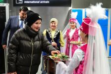 Первых пассажиров прямого авиарейса Астана &ndash; Тюмень встречали россыпью конфет и песнями под домбру