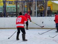 В Тюмени перед первенством города провели тренировочные матчи по хоккею с мячом в валенках