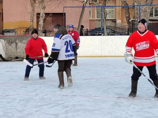 В Тюмени перед первенством города провели тренировочные матчи по хоккею с мячом в валенках