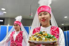 Первых пассажиров прямого авиарейса Астана &ndash; Тюмень встречали россыпью конфет и песнями под домбру