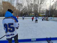 В Тюмени перед первенством города провели тренировочные матчи по хоккею с мячом в валенках