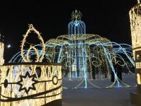 Ледовый городок создают скульпторы на площади 400-летия Тюмени