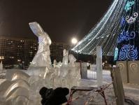 Ледовый городок создают скульпторы на площади 400-летия Тюмени