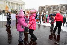 Резиденция Деда Мороза приняла первых гостей на площади 400-летия Тюмени Резиденция Деда Мороза приняла первых гостей на площади 400-летия Тюмени