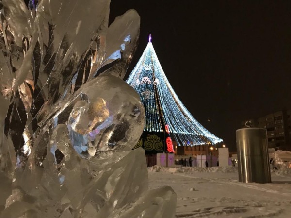 Ледовый городок создают скульпторы на площади 400-летия Тюмени