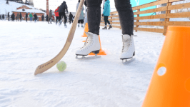 Иностранные студенты впервые встали на коньки в Тюмени 